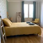 90m2 Lumineux, Centre, Vue Eglise Penchee Apartment